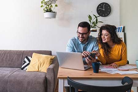 couple qui s'informe sur les frais de notaire