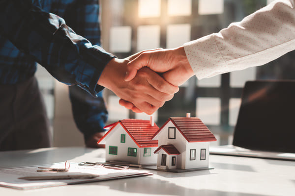 acheteur et vendeur d accord pour la vente du bien immobilier