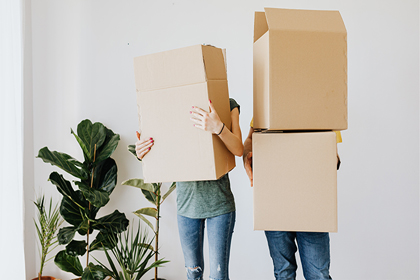 image de personnes avec des cartons pour un déménagement