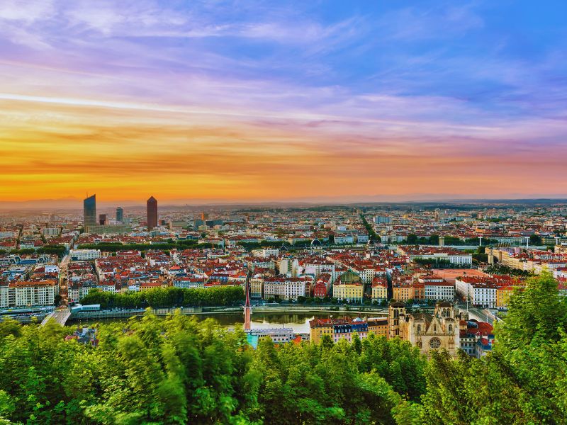 Vue panoramique de Lyon au coucher du soleil.