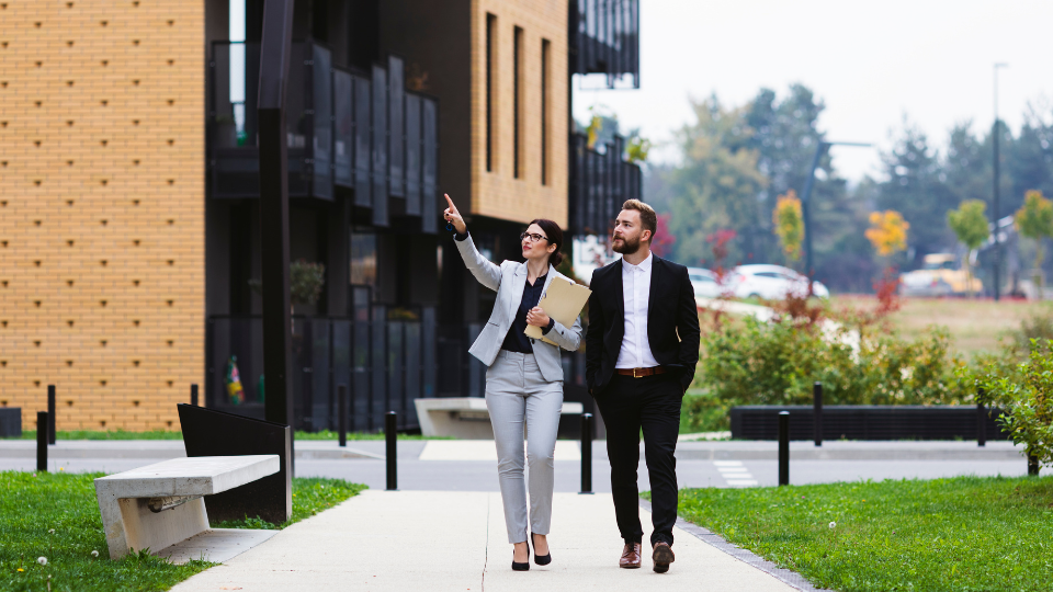 L'agent immobilier accompagne un homme visiter un bien