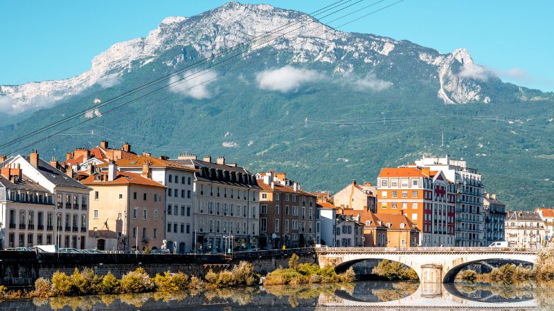 Vue de Grenoble avec montagnes en arrière-plan.