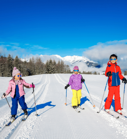 Enfants sur les pistes de ski