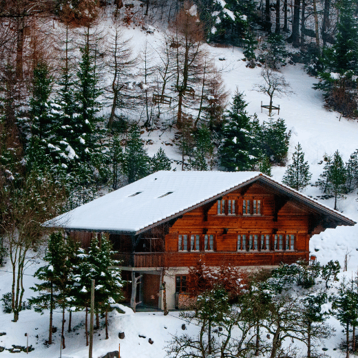 Photographie d'un chalet sous la neige