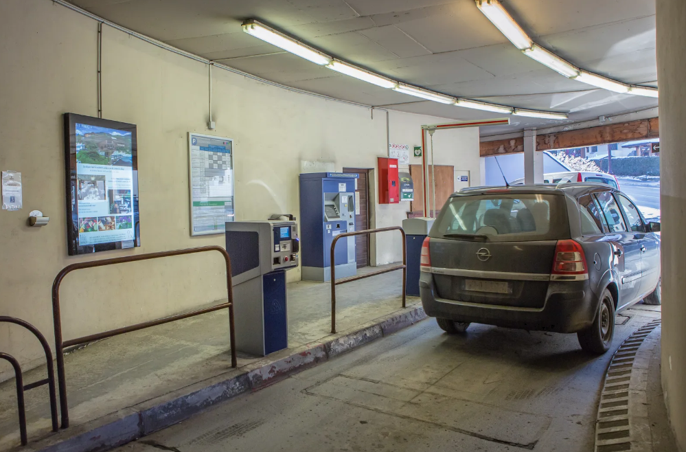 Voiture qui sort du parking 