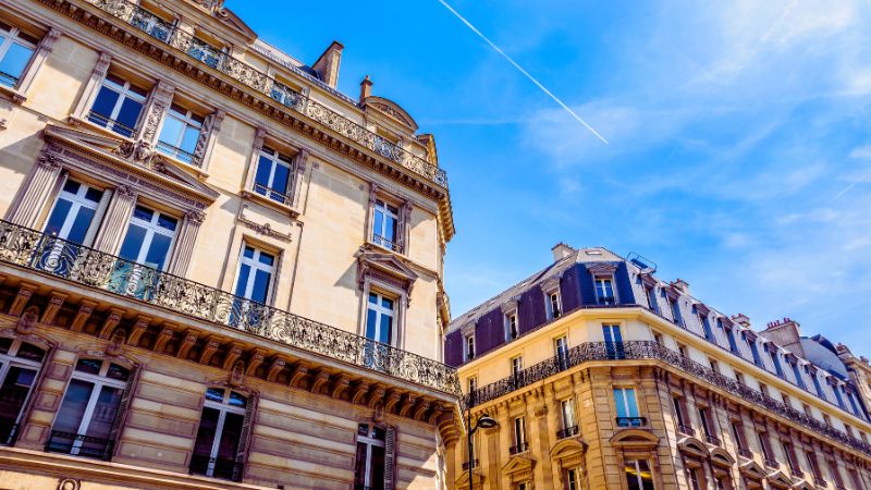 Bâtiments anciens avec balcons en fer forgé.