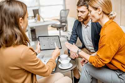 couple discutant avec un conseiller immobilier