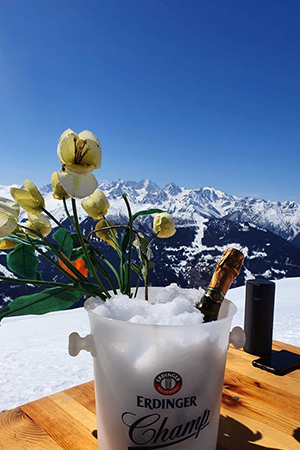 Photo of an apero with the Combins mountains in Verbier 4 Vallees