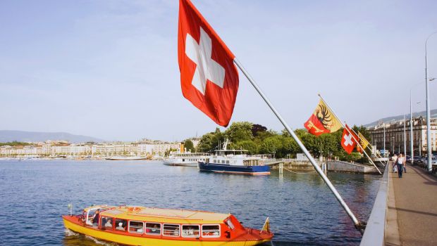 Drapeau de la suisse sur un pont du lac léman